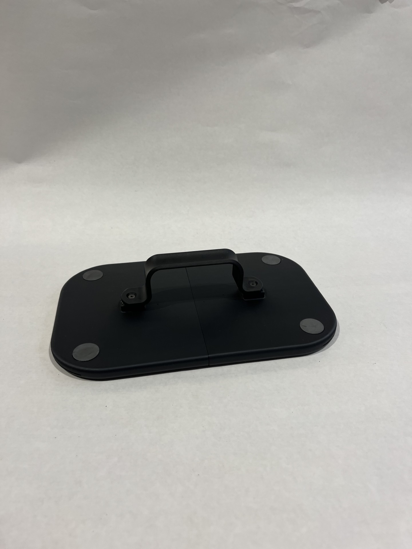 Plastic push plate with handle for easy compressing by the user. The magnets allow for easy detachment and reattachment to the lid.